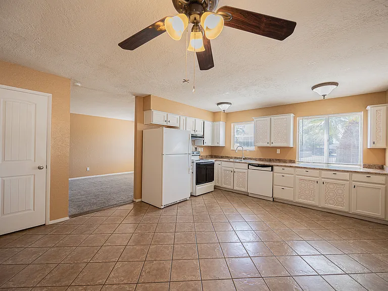 2130 W Cortez St — Photo 10
