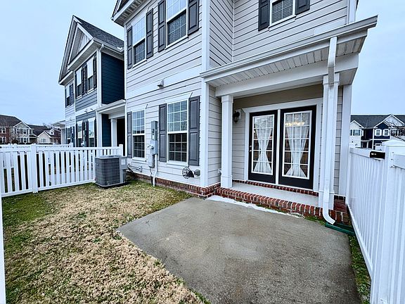 2nd image of 2208 Nob Hill Ln