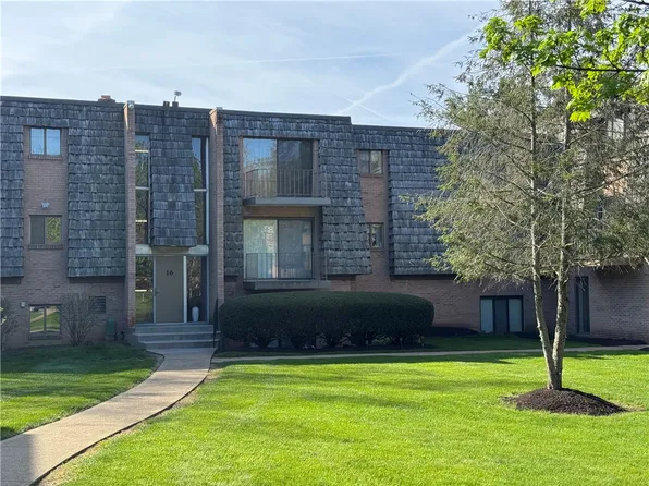 1632 Forest Green Dr, Coraopolis, PA 15108