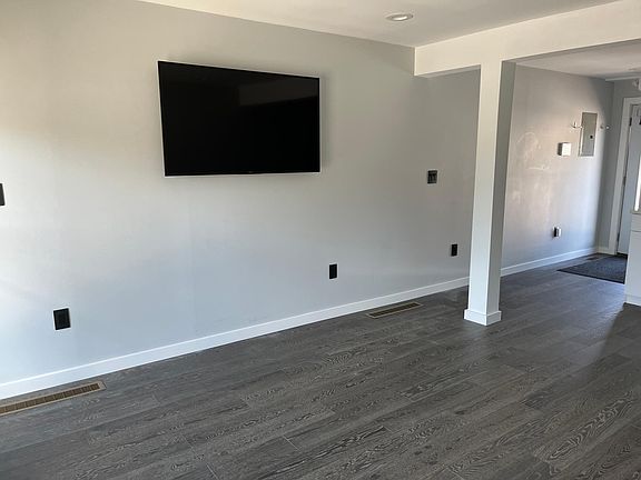 4th image of 4-850 Main St #4