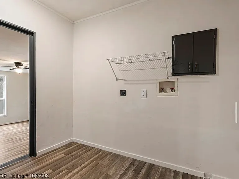 211 W Houston St — Photo 17