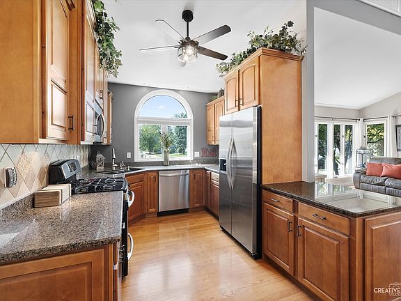 5th image of 2473 Lakeside Dr