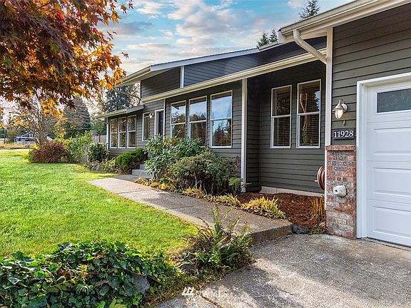 Welcome home to this 3 bedroom 2.5 bathroom home