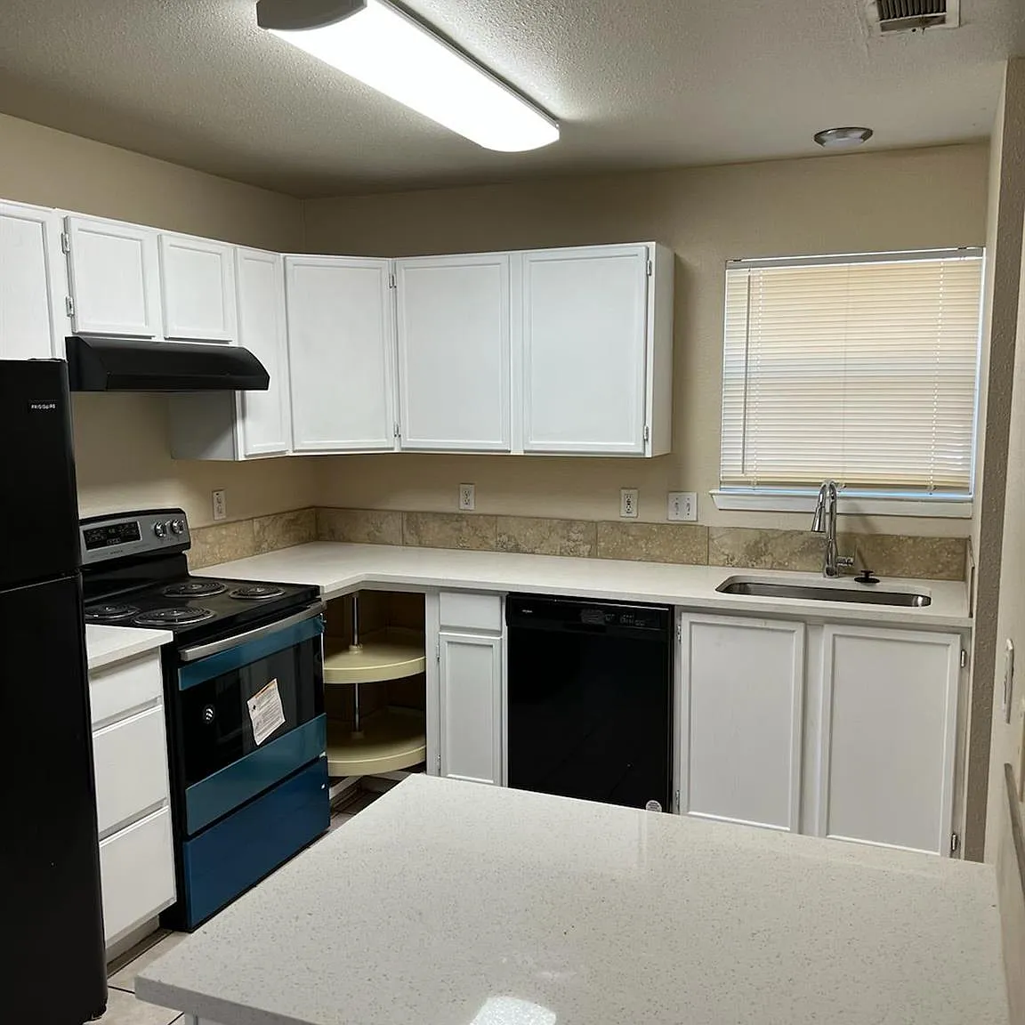 2 bed, 2.0 bath, 4096 sqft, $1,095 — Photo 2