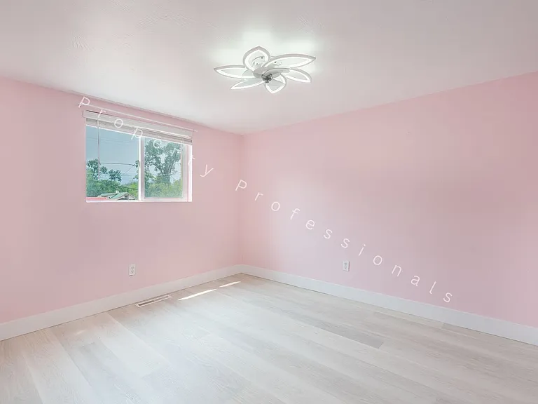 221 W 5th St — Photo 10