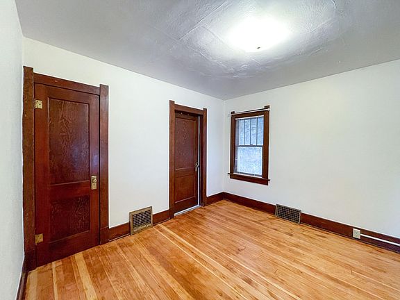 3rd image of 615 1/2 E Clark St