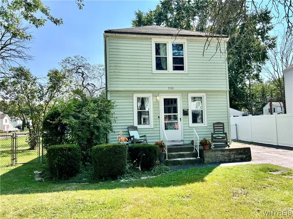 7521 Wing Ct, Niagara Falls, NY 14304