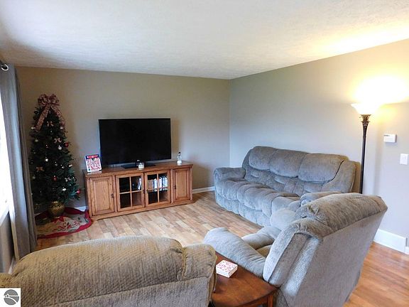 4th image of 1169 Valley Dr