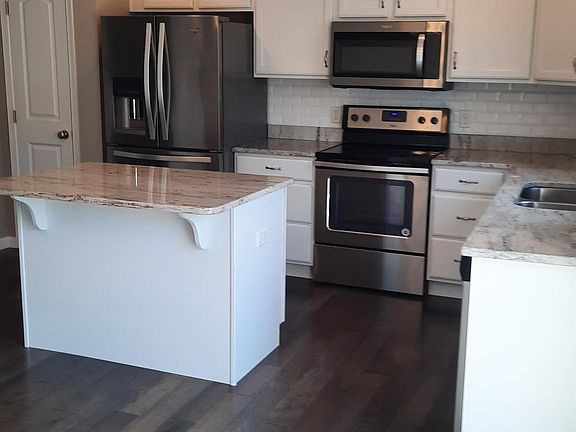 5th image of 806 Admirals Quay Dr