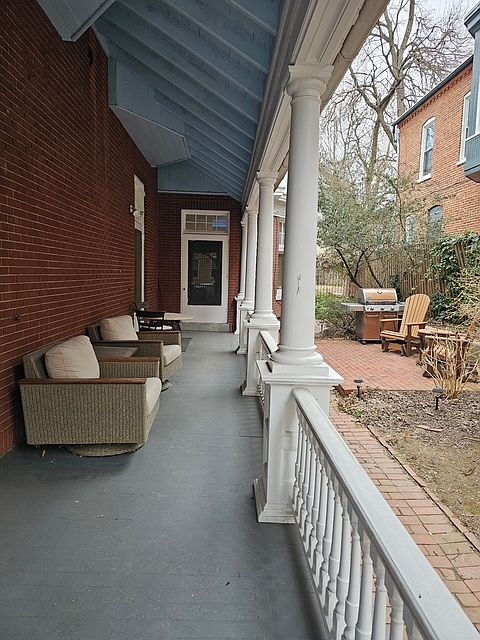 Private side porch
