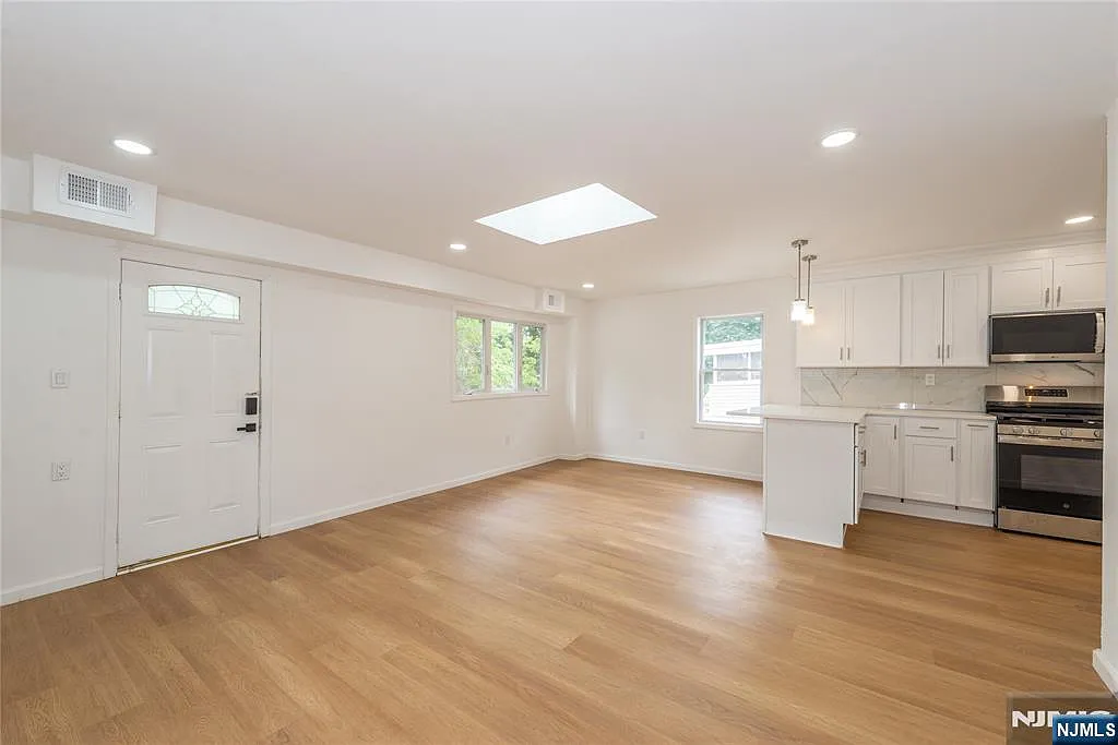 4 bed, 2.0 bath, $3,600 — Photo 4