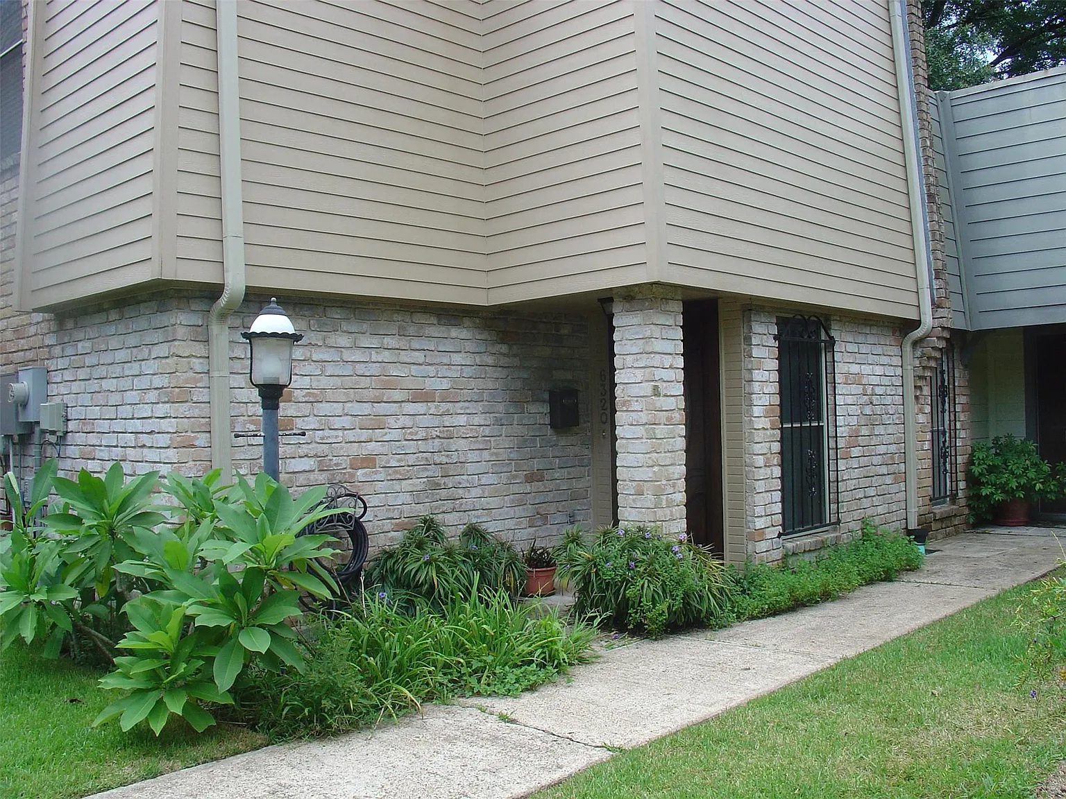 2 bed, 2.5 bath, 1560 sqft, $2,300 — Photo 1