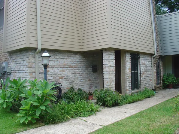 6320 1st St, Bellaire, TX 77401