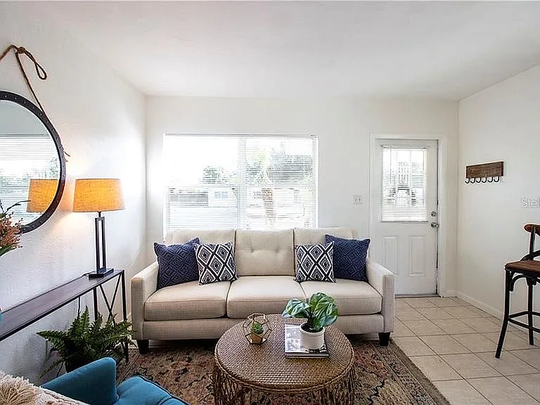 2 bed, 940 sqft, $1,900 — Photo 3