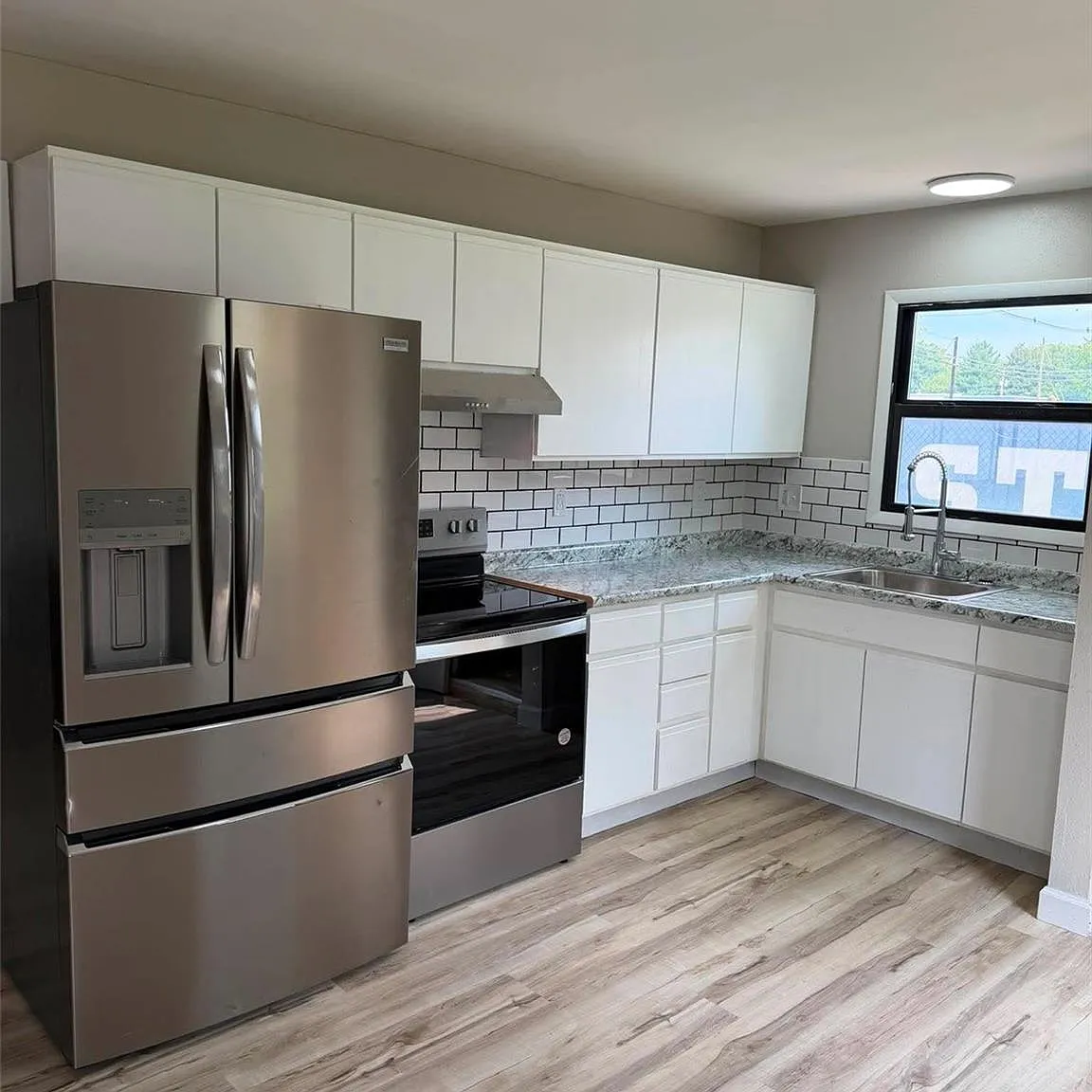 3 bed, 988 sqft, $1,600 — Photo 2