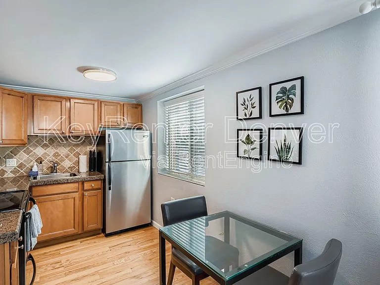 1327 N Steele St #203 — Photo 4