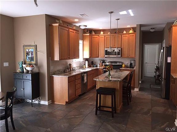 3rd image of 109 Palomino Cir