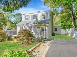 16 Dandelion Rd, Rocky Point, NY 11778