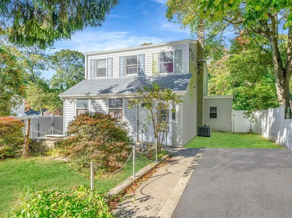 16 Dandelion Road, Rocky Point, NY 11778