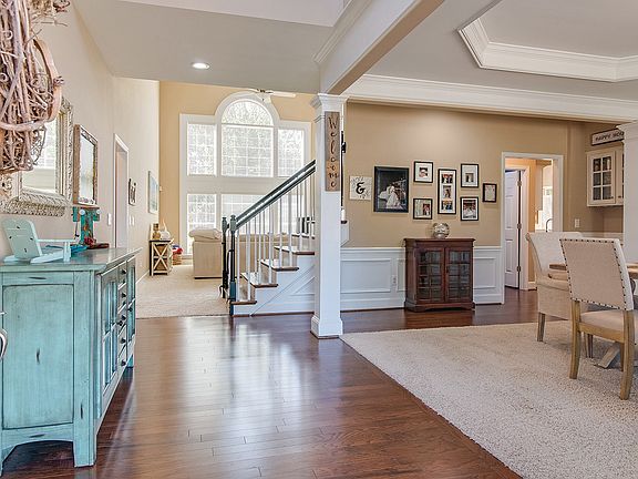 5th image of 305 Swynford Ct