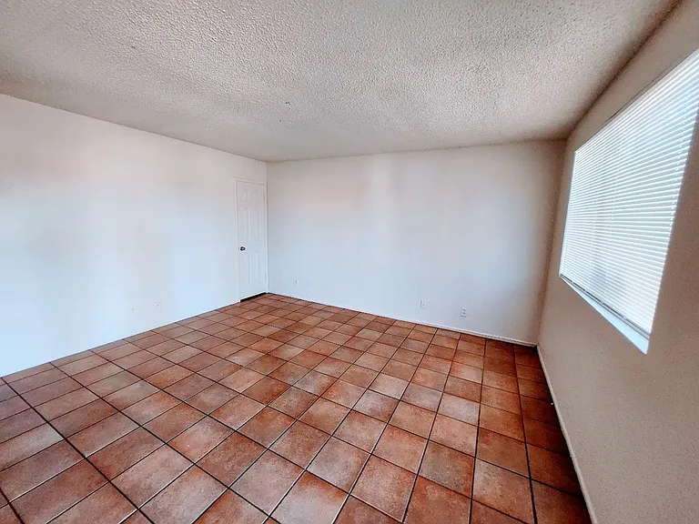 827 E Hazel Dr — Photo 7