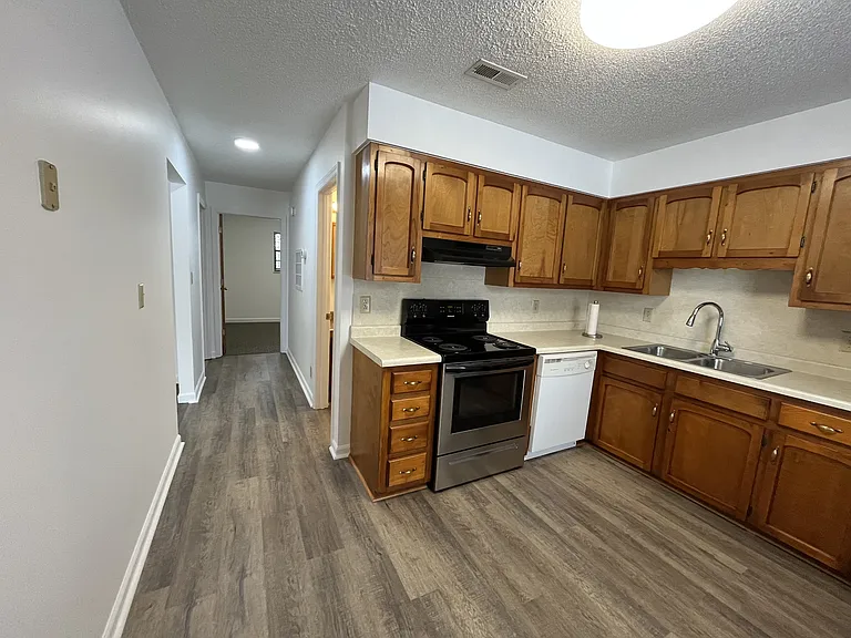 144 Mason St — Photo 6