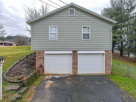 3rd image of 115 Greenhaven Dr