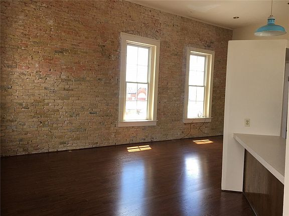 3rd image of 1009 Main St Ste B