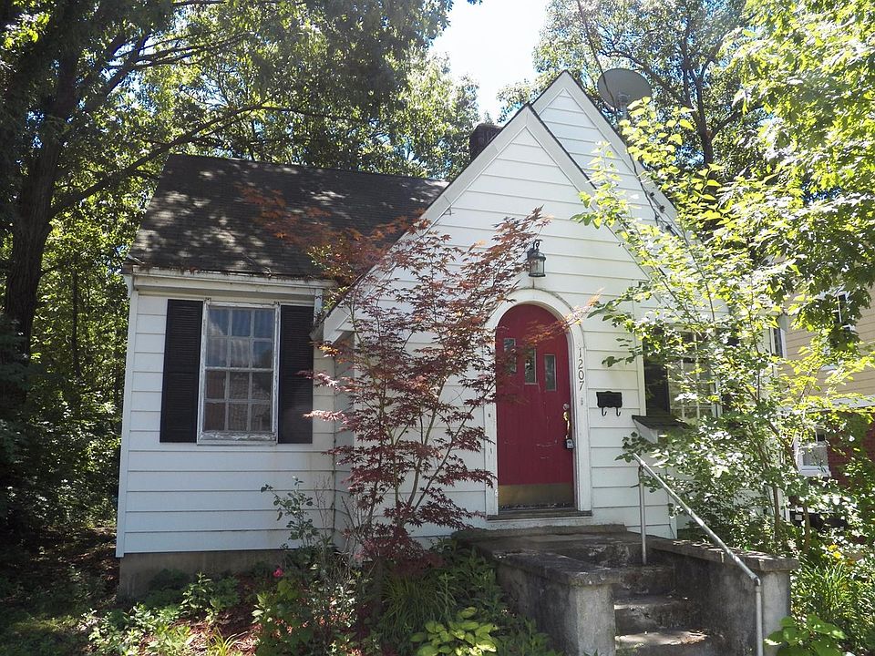 2nd image of 1207 Groesbeck Rd