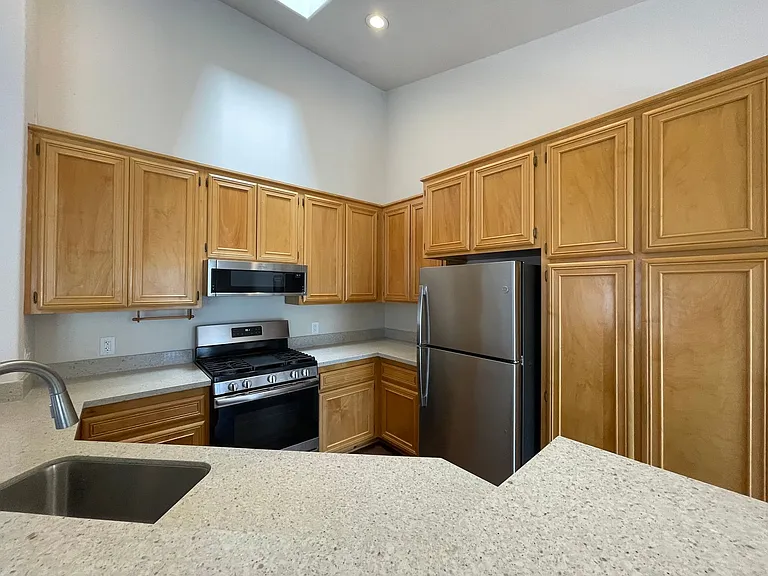 Exceptionally Spacious and Modernized 2x2 Townhouse w/Garage and Washer/Dryer Hookups! — Photo 14