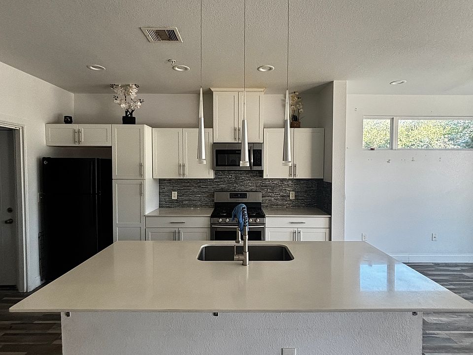2nd image of 505 Oertli Ln Building 1