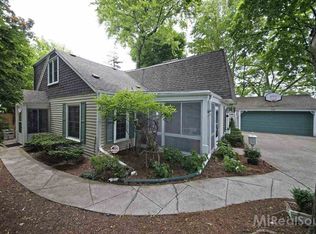 360 Carver St, Grosse Pointe Farms, MI 48236
