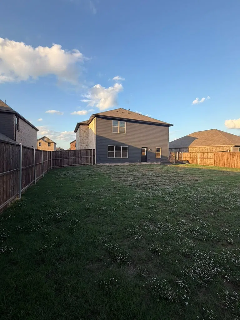 5 bed, 2483 sqft, $2,200 — Photo 4