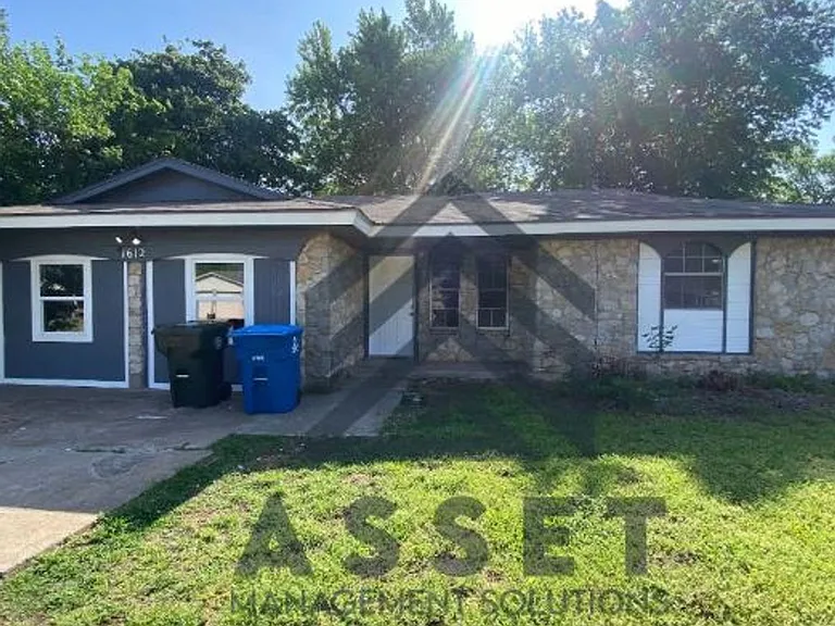 1612 Melinda Ln — Photo 1