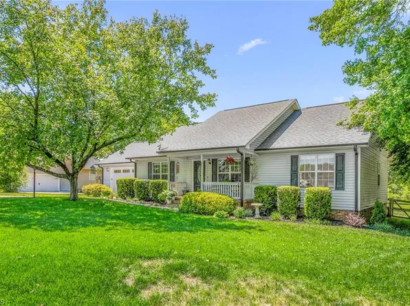 8303 Dorwood Dr, Browns Summit, NC 27214