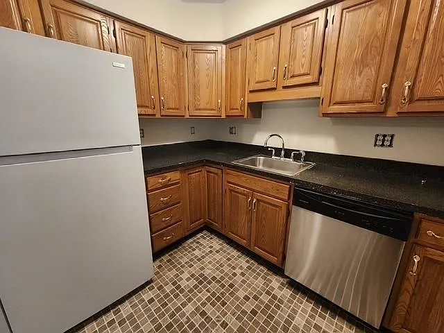 605 Springbrook Cir — Photo 5