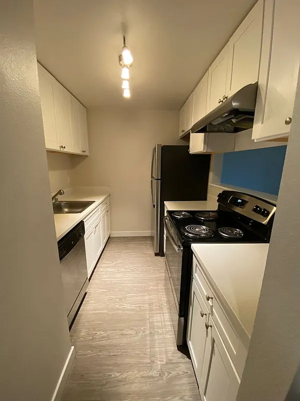 Bayview East Apartments — Photo 1