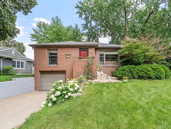 1124 Rhode Island Ave N, Golden Valley, MN 55427