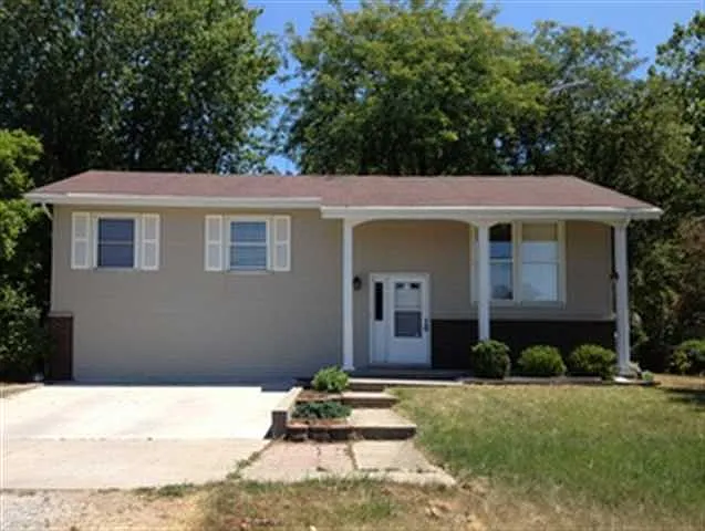1807 Fisher Ave photo 1