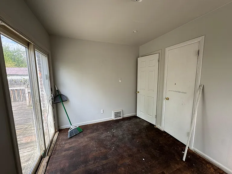 9927 Beaconsfield St — Photo 13