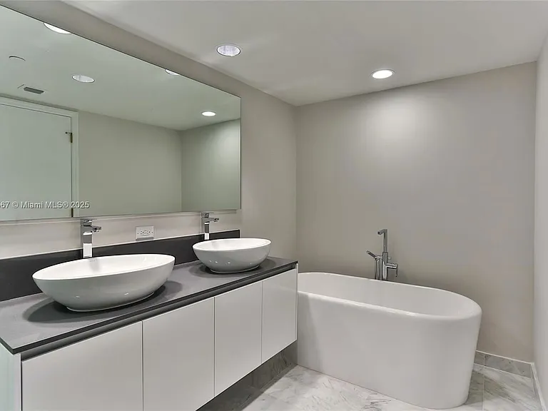 9821 E Bay Harbor Dr #902 — Photo 11