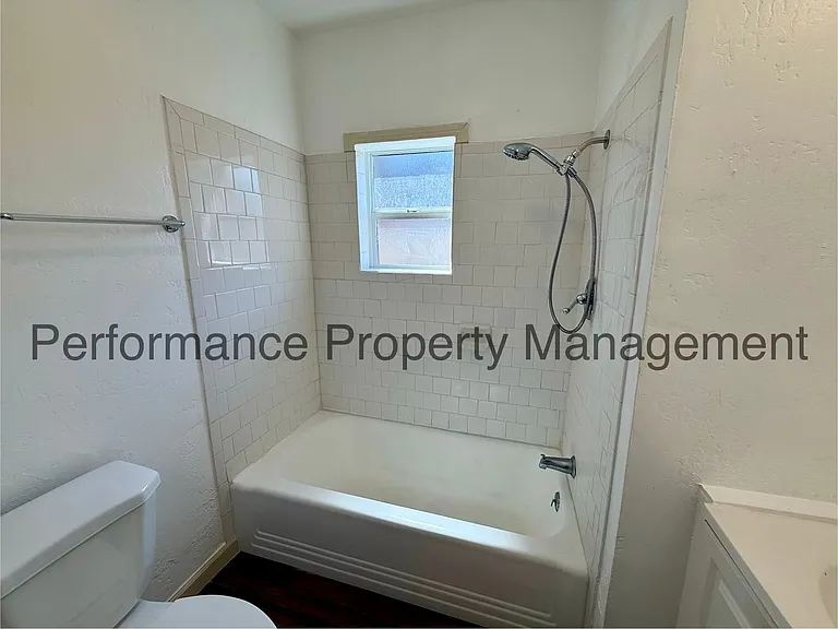 Woodrow Ave 720 — Photo 18