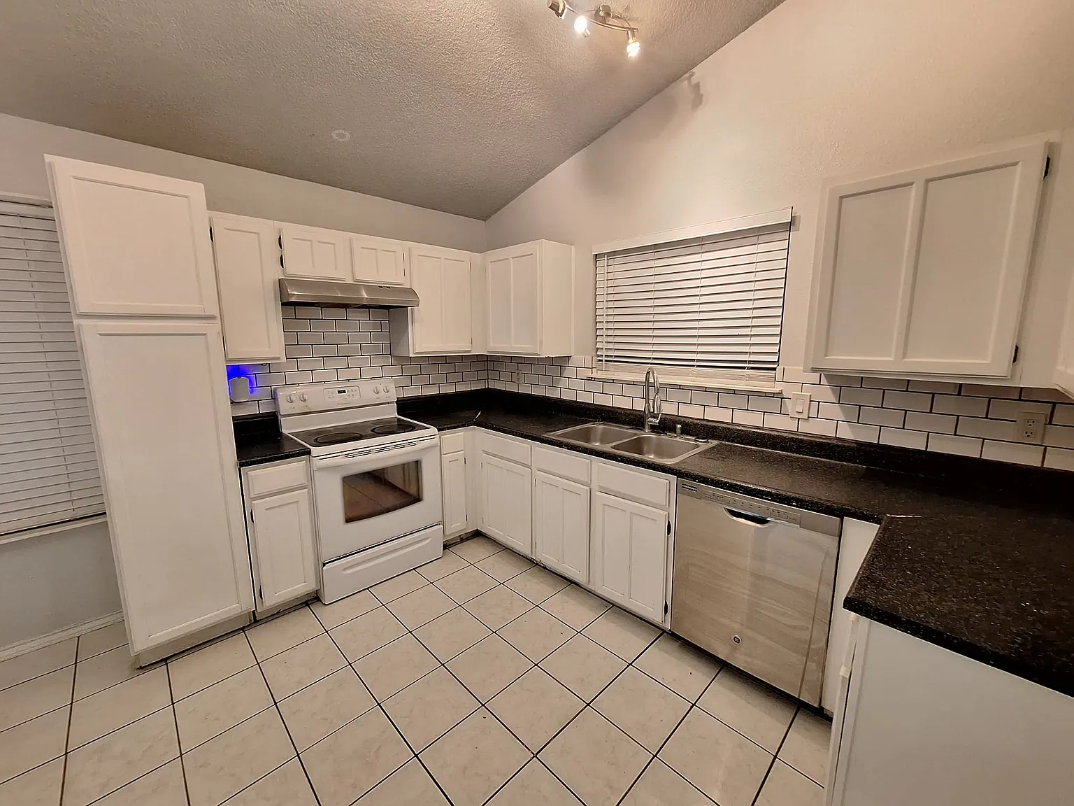 3 bed, 2.5 bath, 1628 sqft, $1,725 — Photo 3