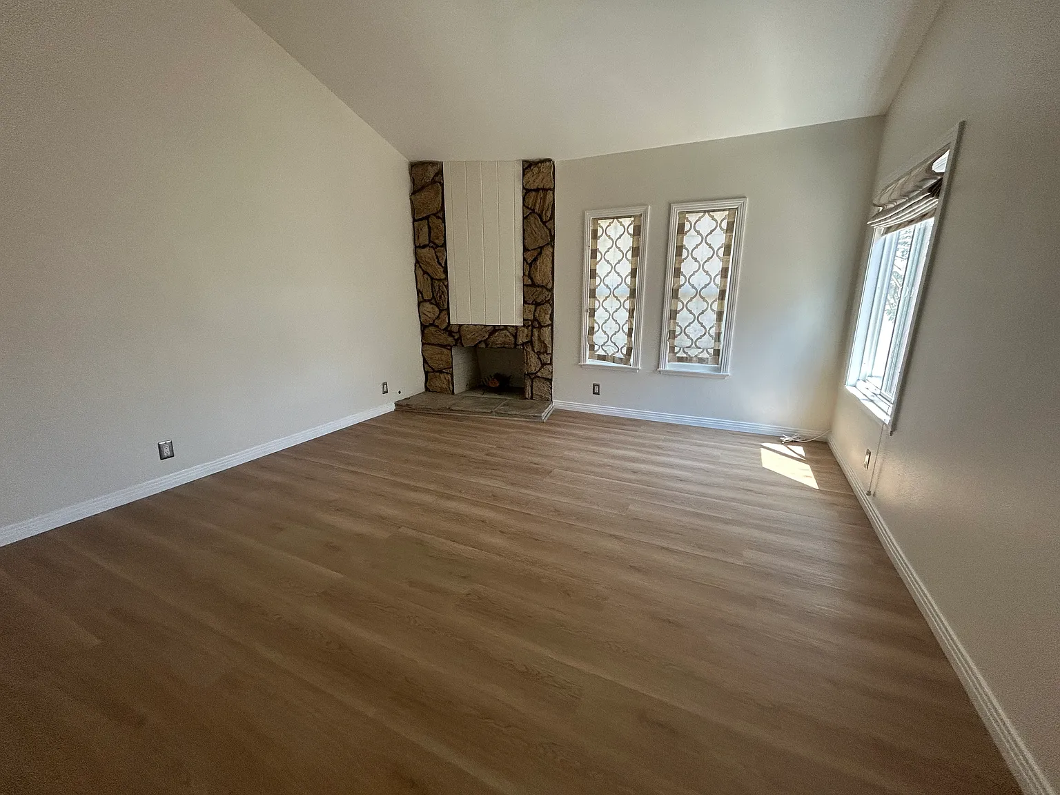 3 bed, 1408 sqft, $4,100 — Photo 1