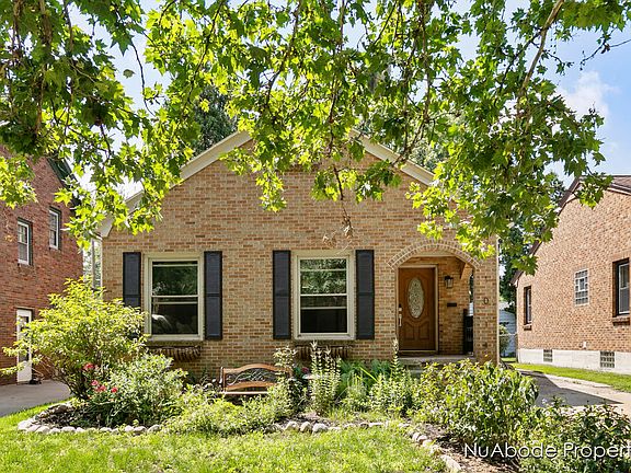 2nd image of 1014 Lake Michigan Dr NW