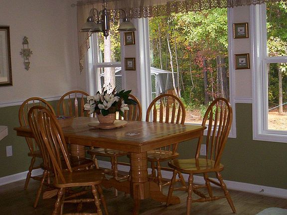 SUNNY EAT IN BREAKFAST ROOM