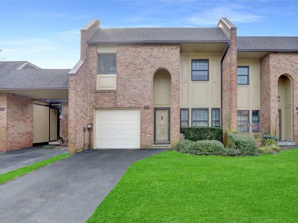 55 Southgate Circle #55, Massapequa Park, NY 11762