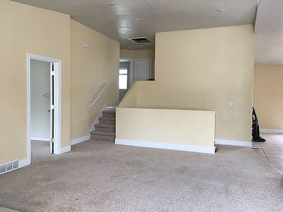 3rd image of 1083 Larkspur Dr