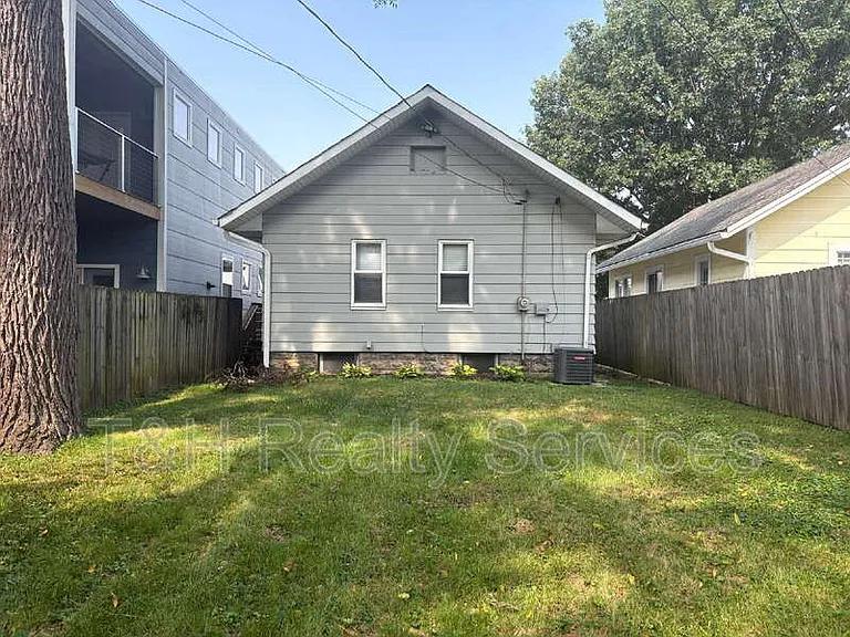 1427 S Olive St — Photo 18