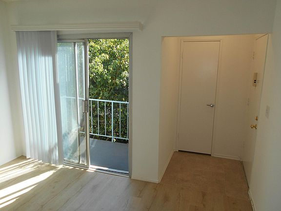 208 ENTRY AND PATIO